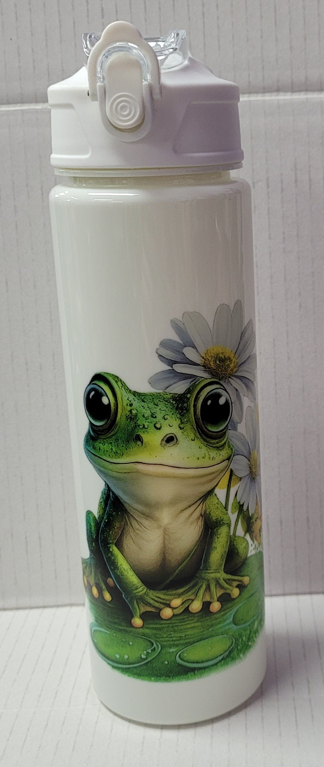 Insulated water bottle with lid